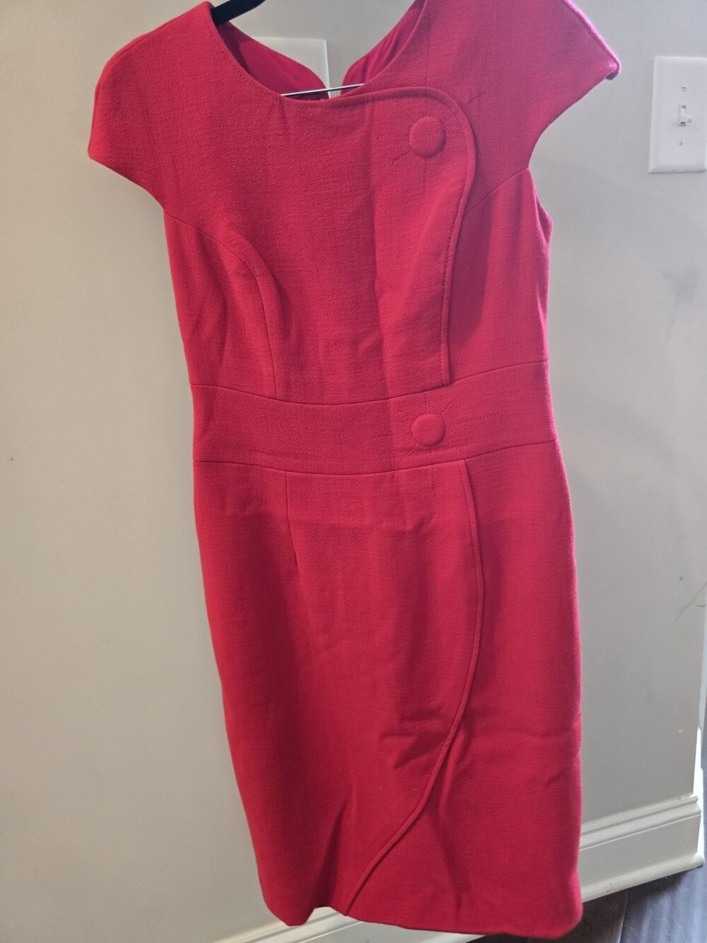 Carolina Herrera Red Sheath Dress 10 V-Neck Cap Sleeve Knee-Length Lined